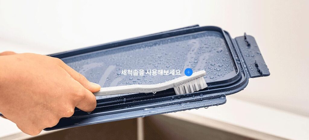 A detailed step-by-step guide showing how to easily remove and clean the silicone seal from the LocknLock Bisfree lid for perfect hygiene.