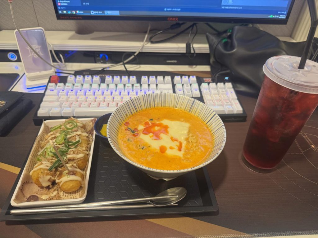 Korean PC bang where customers can order meals and snacks while gaming.