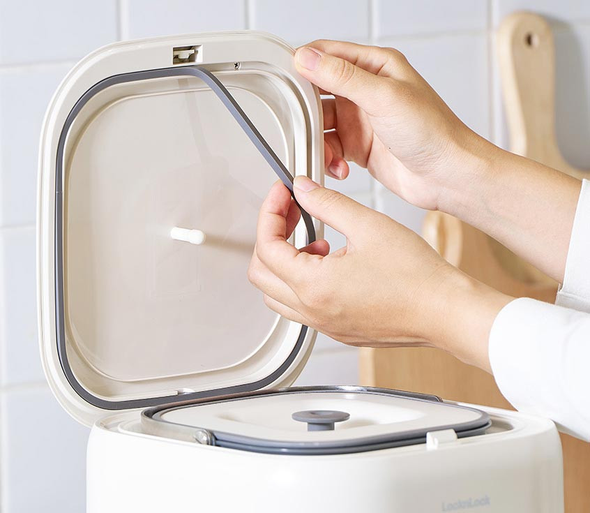 Airtight lid sealing system of the LocknLock Food Waste Refrigerator that helps prevent odor leaks.