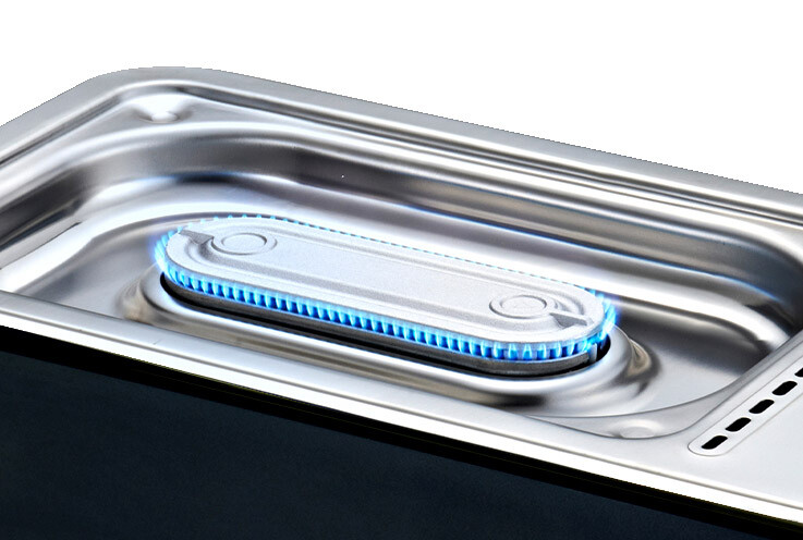 Close-up shot of the powerful blue flame from the unique elongated U-shaped burner inside the KOVEA Guibada Ceramic frame.