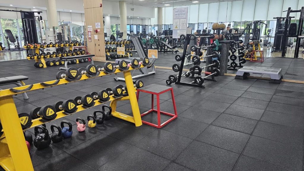 Rubber flooring inside a Korean gym designed for safer strength training