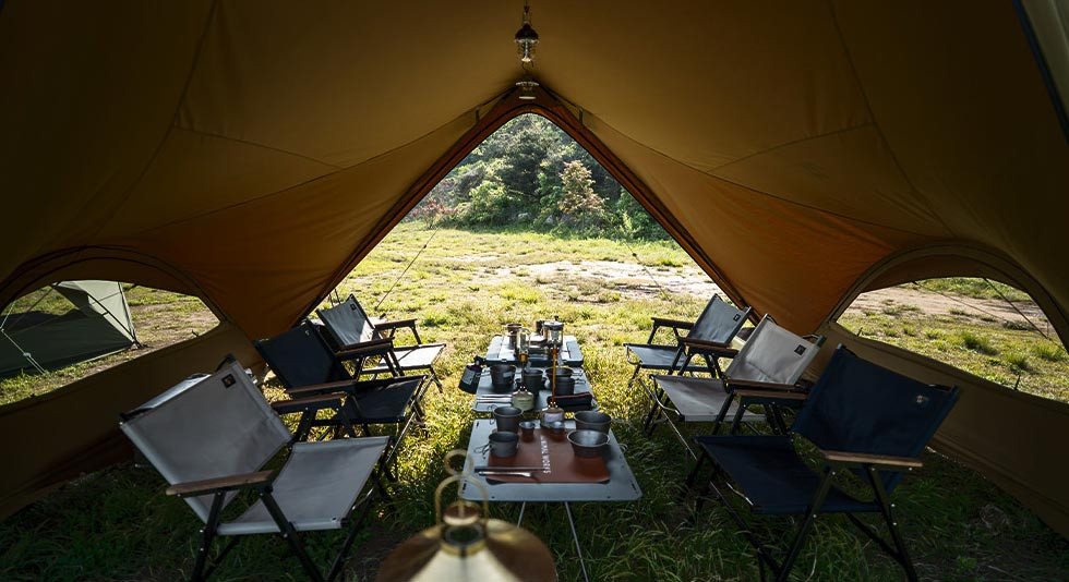 Minimal Works Superposition spacious interior providing a comfortable camping living area