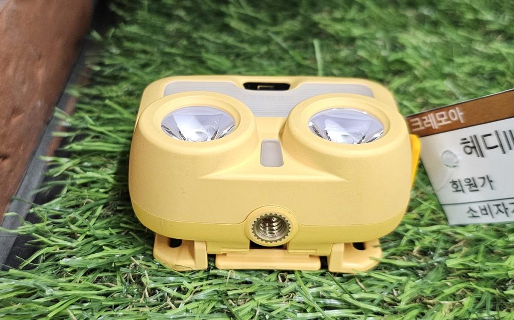 Bottom view of the yellow CLAYMORE Heady 3 showing its mounting bracket and tripod socket