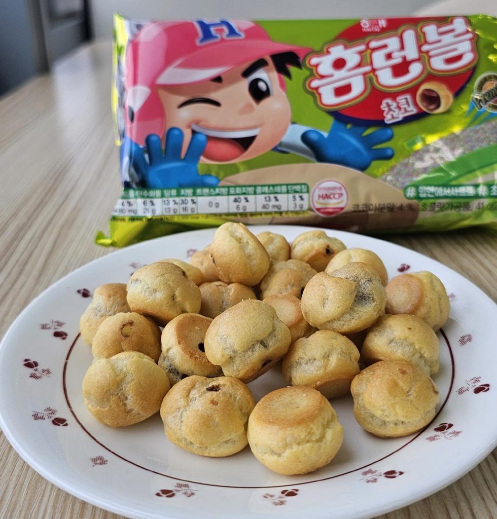 Haitai Homerun Ball chocolate snacks served on a plate in front of the package
